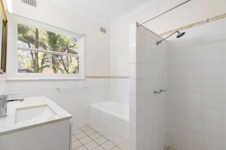 Comfortable 3-Bedroom Home with Air Conditioning & Off-Street Parking - Photo 5