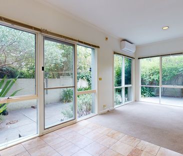 Spacious North Melbourne Townhouse in a Prime Location - Photo 4