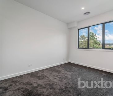 THREE BEDROOM TOWNHOUSE IN GREAT LOCATION! - Photo 2