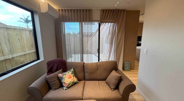 Prime Location: Modern Townhouse Near Sylvia Park! - Photo 1