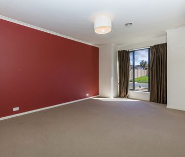Private Court Living with Everyday Convenience in East Bendigo - Photo 2