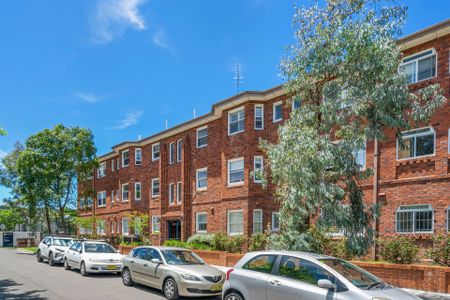 Large North East Facing Art Deco Apartment in Tranquil Location - Photo 5