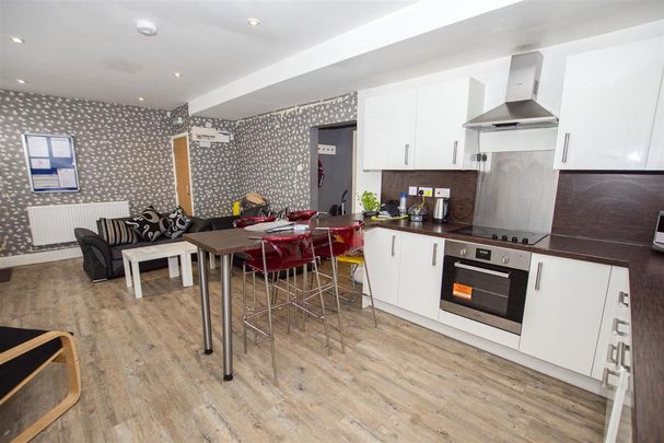 6 bedroom house to rent - Photo 1