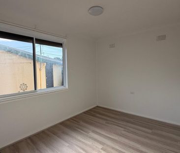 Freshly Renovated 3 bedroom Home with Park aspect - Photo 4