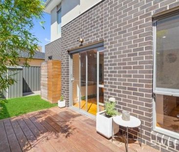 Seclusion And Style In An Ideal Setting - Photo 5