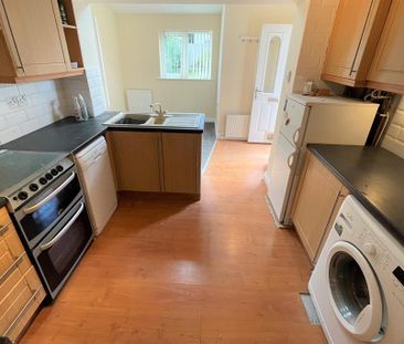 4 bedroom semi-detached house to rent - Photo 6