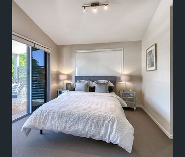 Modern 3-Bedroom, 2-Bathroom Townhouse in Northgate - Photo 5