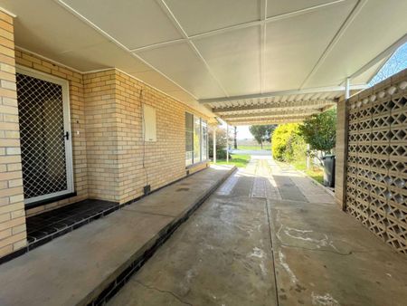 Roomy brick veneer - Photo 4