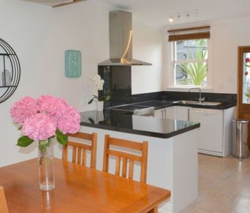 Super sunny, warm and modern family home in Roslyn - Photo 6