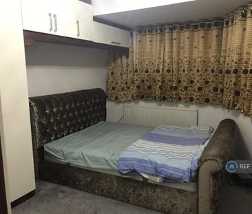 4 bedroom semi-detached house to rent - Photo 3