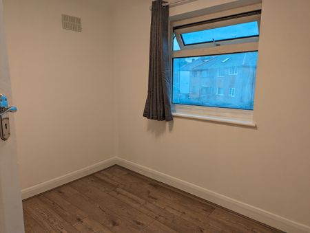 2 Bed Flat, Meadow Close, SE6 - Photo 3