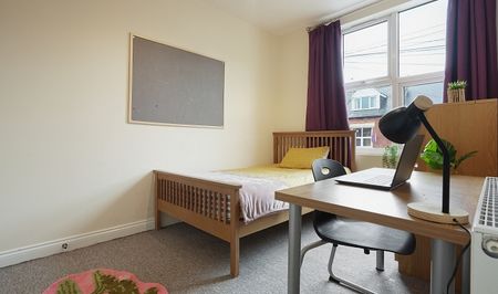 4 bedroom property with 2 bathrooms - Photo 2