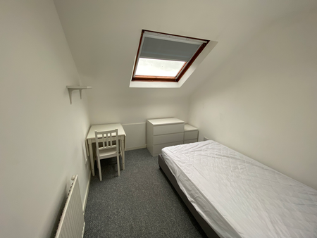 3 bedroom flat to rent - Photo 3