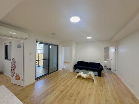 Spacious and Modern Apartment with Timber Floors in a Prime Toongabbie Location - Photo 5