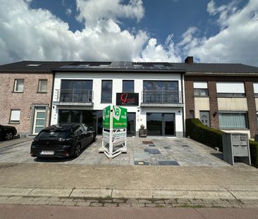 Ruim, gelijkvloers appartement met 2 slaapkamers, terras en een aut... - Foto 2