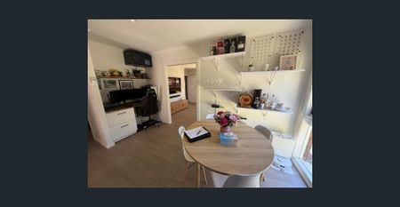 Well maintained 2 bedroom unit in this sought after location! - Photo 4