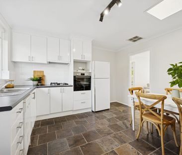 Bright & Spacious Rear Unit with Brand New Split System Comfort - Photo 6