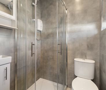 Studio Flat, Wellington Avenue, TW3 - Photo 3