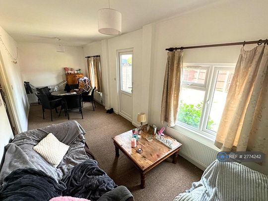 4 bedroom semi-detached house to rent - Photo 1