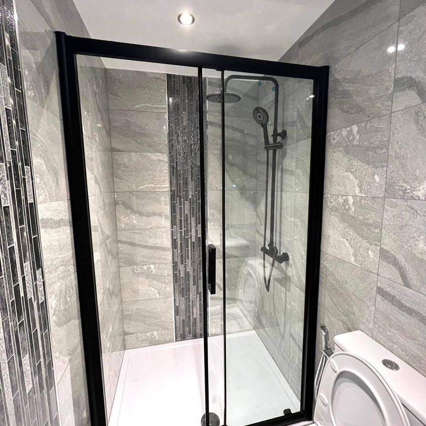 Shared Room to let in a shared flat - for single female only- £850 inclusive bills - Photo 1