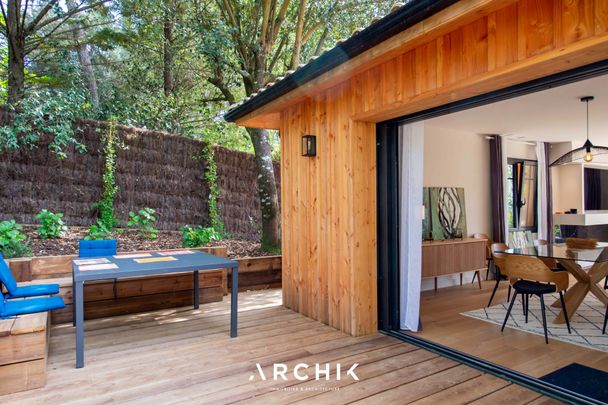 Architecture inspirée des cabanes de résiniers, cette maison de 180 m2 nichée sur un terrain de 1 000 m2 en position dominante offre de belles vues depuis les hauteurs du Pyla. - Photo 1