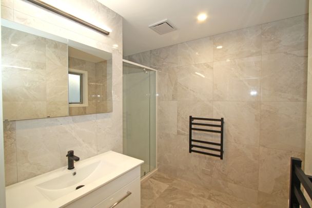 Clean, Crisp & Well Presented - Photo 1