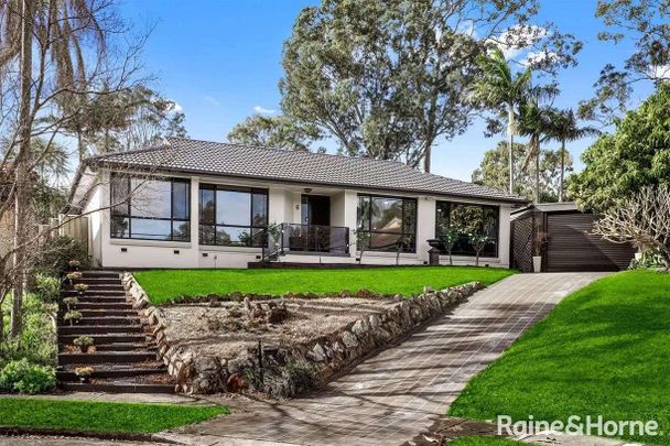 Spacious Five-Bedroom Family Home with Pool in Peaceful Cul-de-Sac - Photo 1