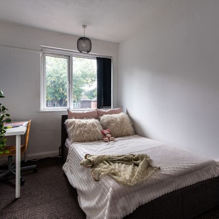 3 Bed Semi-Detached House, Beeston Road, NG7 - Photo 3