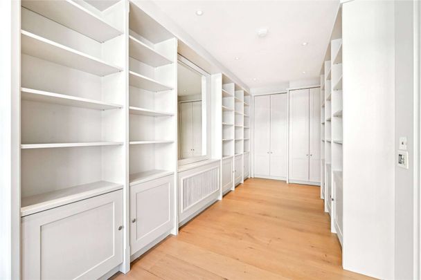 Spacious 5-Bedroom Mews House in Old Barrack Yard - Photo 1