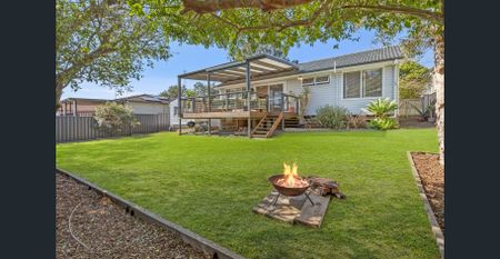 Quiet street, a short walk to Lake Macquarie Square! - Photo 2