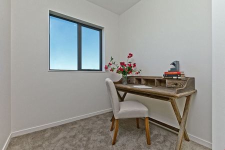 Large family home with pergola deck - Photo 2