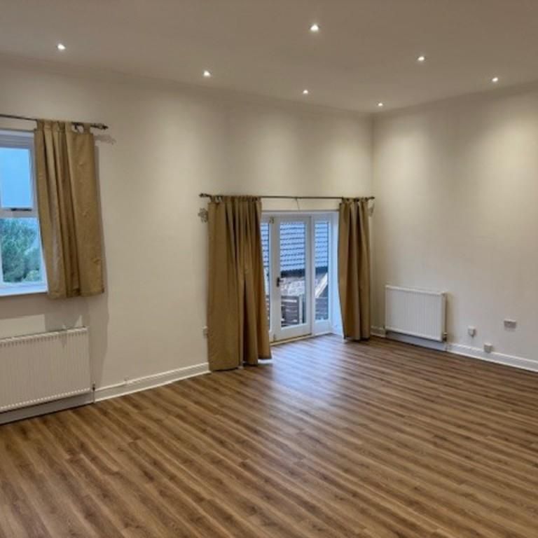 3 bedroom semi-detached bungalow to rent - Photo 1