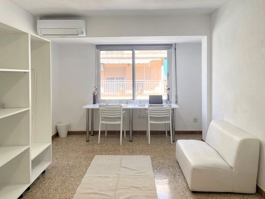 Carrer de Bernat i Baldoví, Burjassot, Valencian Community 46100 - Photo 1