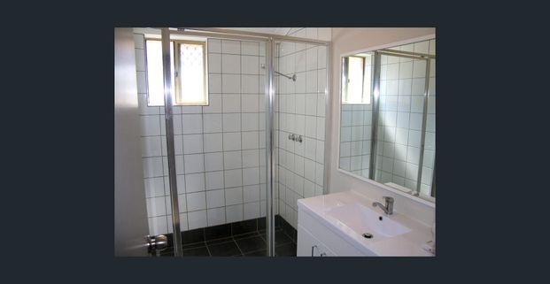 Bright & Comfortable Home in Prime Rockingham Location - Photo 1