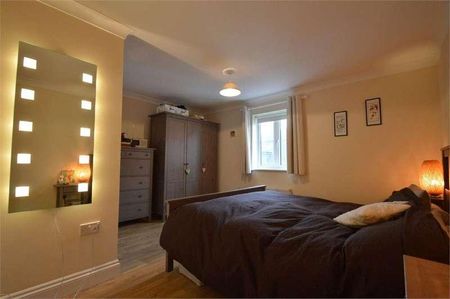 Hanbury Square, Petersfield, Hampshire, GU31 - Photo 4