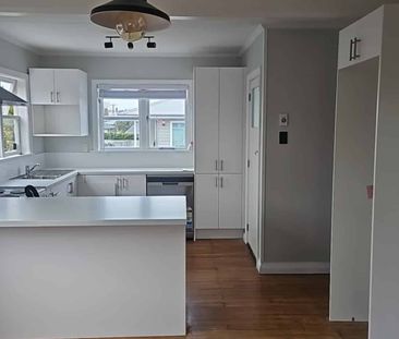 Charming 3BR Home with Garden! - Photo 2