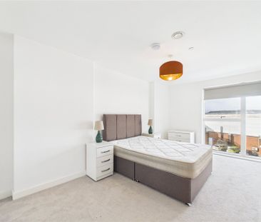 1 bedroom Flat in Market Street, Berkshire - Photo 3