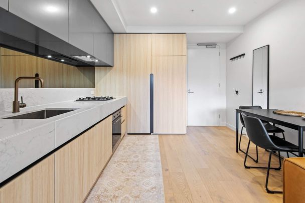 Stunning fully furnished Claremont St. apartment. - Photo 1