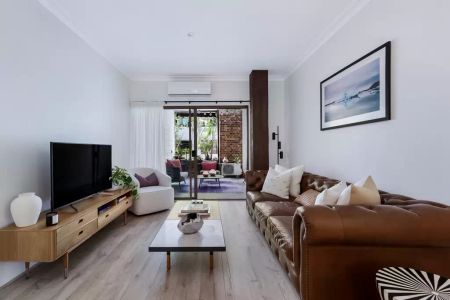 Chic warehouse conversion in the heart of Chippendale - Photo 4