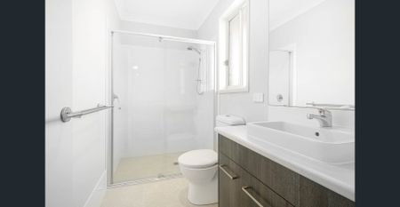 "Modern and Low-Maintenance" - Photo 3