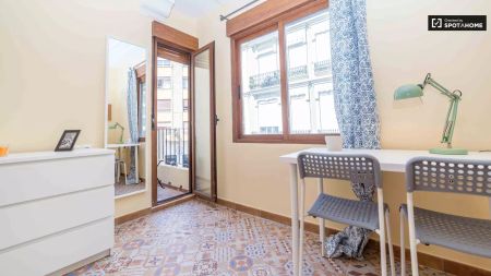 Room in a shared 5-bedroom apartment for rent in Russafa, suited for professionals and students. - Foto 5