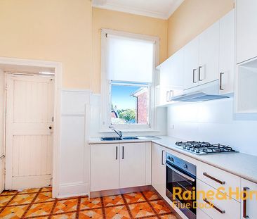 Conveniently Located Apartment - Photo 5