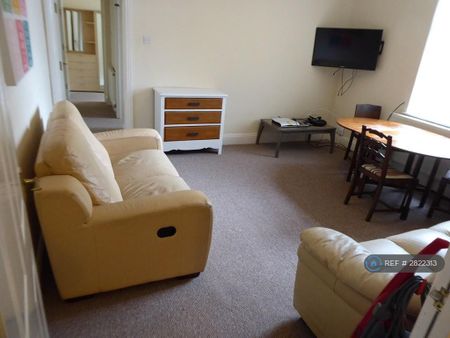 1 bedroom in a house share to rent - Photo 2