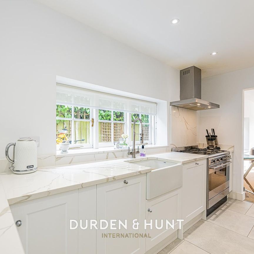 High Mead, Chigwell - Photo 1