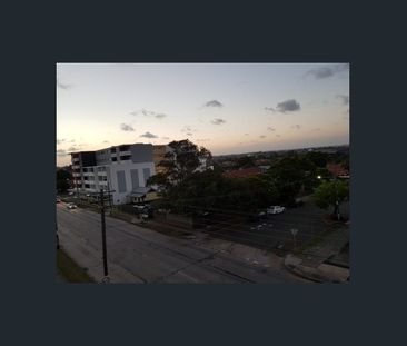 Modern Partially Furnished 1-Bedroom Apartment in Campsie - Photo 3