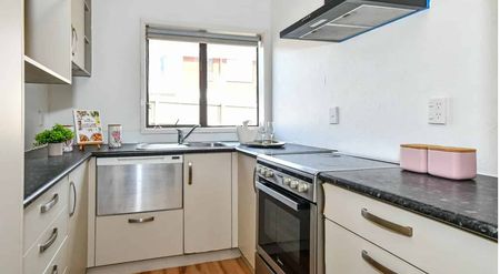 MIDDLEMORE-'Ready to move in' - Photo 4