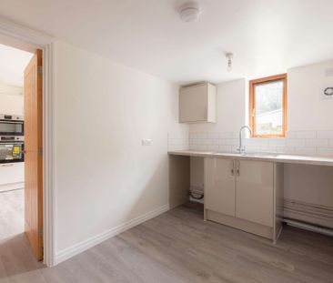 A four bedroom detached property to let for 6 months. - Photo 5