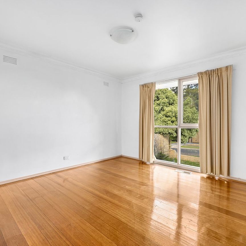 Bright and Spacious Family Home in a Sought-After Location - Photo 1