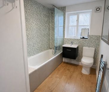 3 Bed Terraced House, Harlinger St, SE18 - Photo 4