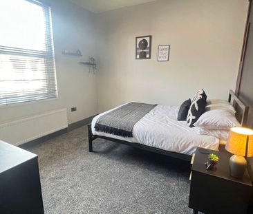 Stunning 6 Bed HMO in the heart of Harehills! Room 6 - Photo 4